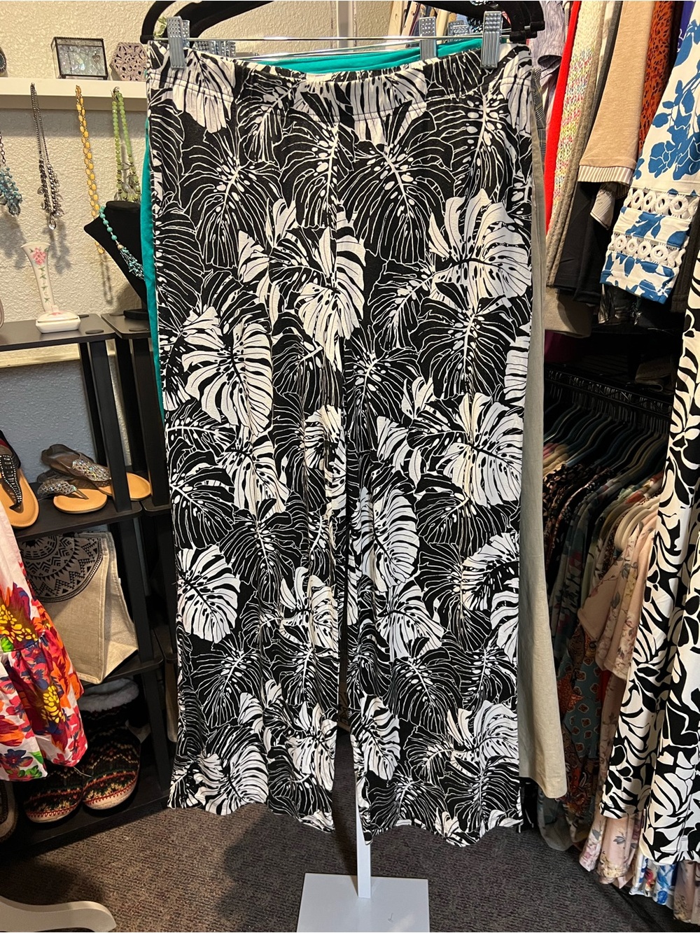 Black & White Tropical Print Wide-Leg Pants - Women